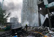 Pioggia di missili russi su Kiev e Kharkiv, droni ucraini sulla raffineria russa di Saratov