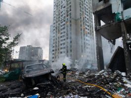 Pioggia di missili russi su Kiev e Kharkiv, droni ucraini sulla raffineria russa di Saratov