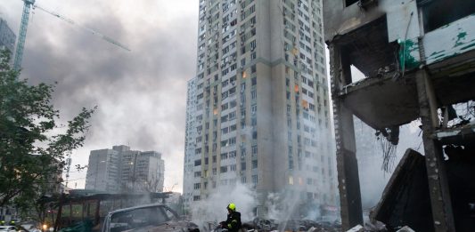 Pioggia di missili russi su Kiev e Kharkiv, droni ucraini sulla raffineria russa di Saratov