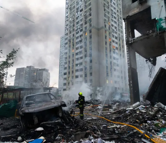 Pioggia di missili russi su Kiev e Kharkiv, droni ucraini sulla raffineria russa di Saratov