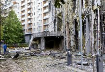Attacchi russi su Kiev con droni e missili, 10 morti e numerosi feriti