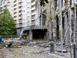 La Russia riprende gli attacchi su Kiev dopo tre giorni di tregua: due morti e sette feriti / Video