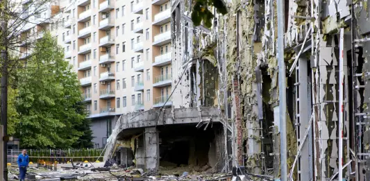 Attacchi russi su Kiev con droni e missili, almeno 13 morti e numerosi feriti
