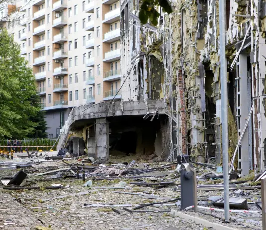 Attacchi russi su Kiev con droni e missili, 10 morti e numerosi feriti
