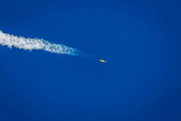 Cape Canaveral, un razzo Atlas V di United Launch Alliance decolla dalla stazione spaziale trasportando i primi due satelliti prototipo della costellazione a banda larga Project Kuiper di Amazon
