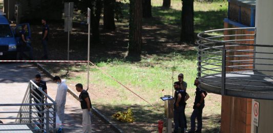 Tragedia a Lido di Camaiore, anziano uccide l’ex moglie in ospedale e poi si toglie la vita