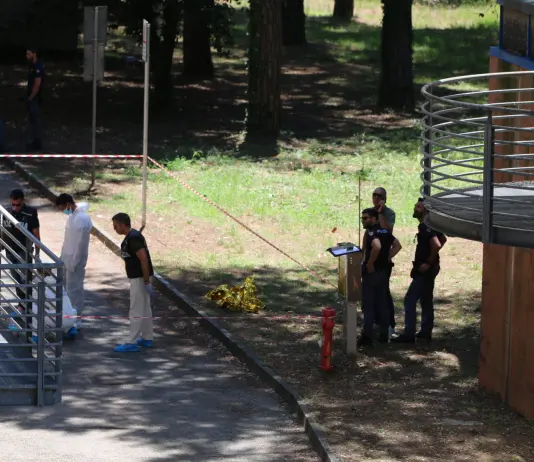 Tragedia a Lido di Camaiore, anziano uccide l’ex moglie in ospedale e poi si toglie la vita