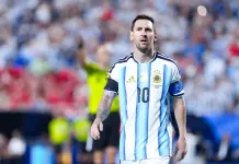 Lionel Messi gifts his Argentina match worn shirt to Roberto Baggio