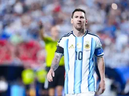 Lionel Messi gifts his Argentina match worn shirt to Roberto Baggio