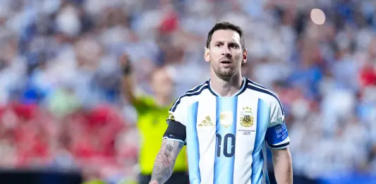 Lionel Messi gifts his Argentina match worn shirt to Roberto Baggio
