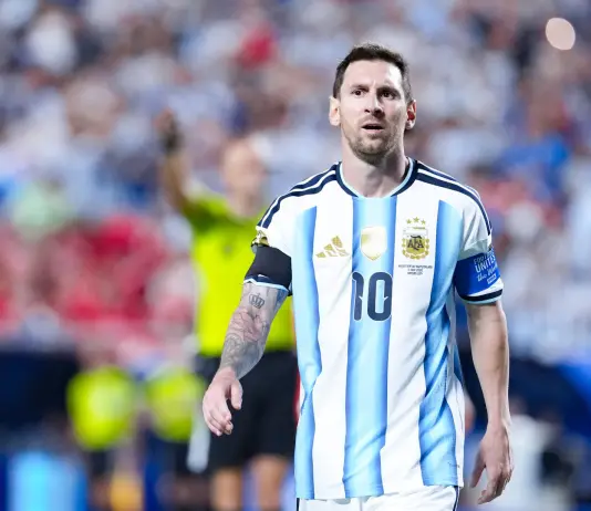 Lionel Messi gifts his Argentina match worn shirt to Roberto Baggio