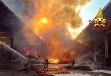 Incendio in un’isola ecologica nel Milanese, ferito un operaio