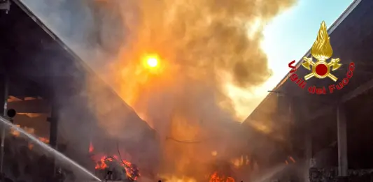 Incendio in un’isola ecologica nel Milanese, ferito un operaio / Video