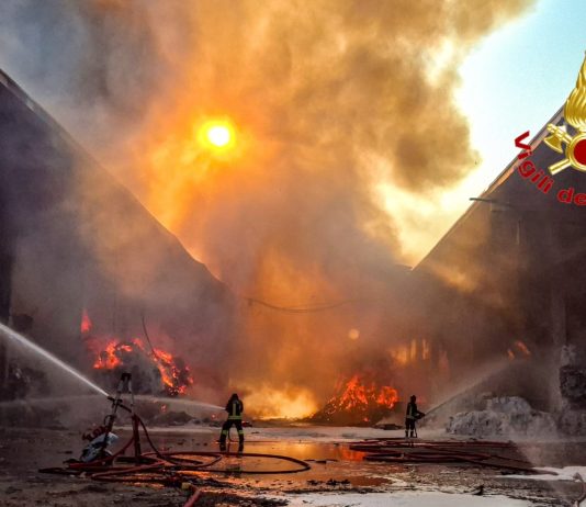 Incendio in un’isola ecologica nel Milanese, ferito un operaio / Video