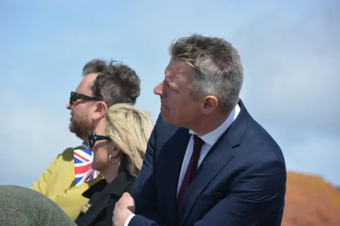 Uk, operazione Highmast: la portaerei HMS Prince of Wales salpa dalla base navale di Portsmouth