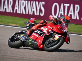 MotoGp, Marc Marquez centra la pole in Germania. Bezzecchi cade e si frattura la clavicola, rientra in Italia