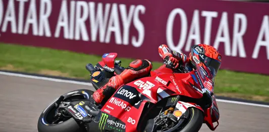 Sabato perfetto per Marc Marquez, pole e Sprint al Sachsenring. Bezzecchi cade e si frattura la clavicola, rientra in Italia