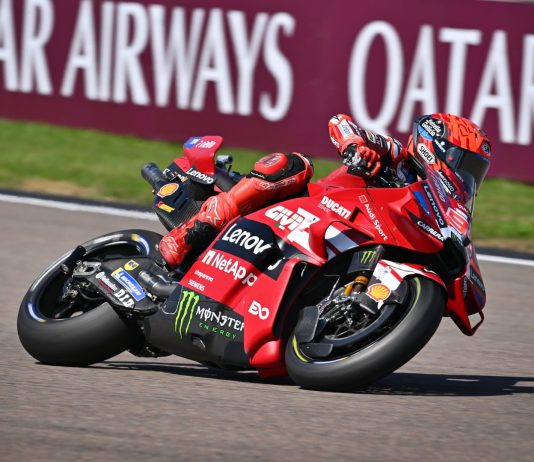 MotoGp, Marc Marquez centra la pole in Germania. Caduta per Bezzecchi