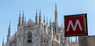 “Cosa guardi? Sono un uomo musulmano”, e sfregia una ragazza sulla banchina della metro in piazza Duomo a Milano: arrestato un 27enne algerino