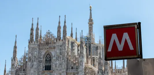 “Cosa guardi? Sono un uomo musulmano”, e sfregia una ragazza sulla banchina della metro in piazza Duomo a Milano: arrestato un 27enne algerino