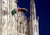 Si getta dalle guglie del Duomo di Milano con un paracadute raffigurante la bandiera della Palestina, 32enne fermato dalla Polizia