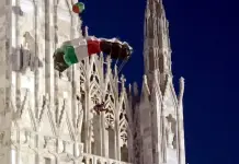 Si getta dalle guglie del Duomo di Milano con un paracadute raffigurante la bandiera della Palestina, 32enne fermato dalla Polizia