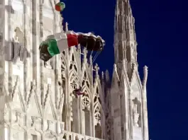 Si getta dalle guglie del Duomo di Milano con un paracadute raffigurante la bandiera della Palestina, 32enne fermato dalla Polizia