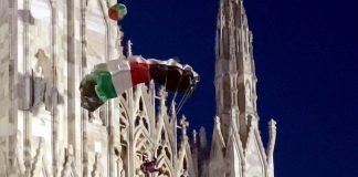 Si getta dalle guglie del Duomo di Milano con un paracadute raffigurante la bandiera della Palestina, 32enne fermato dalla Polizia