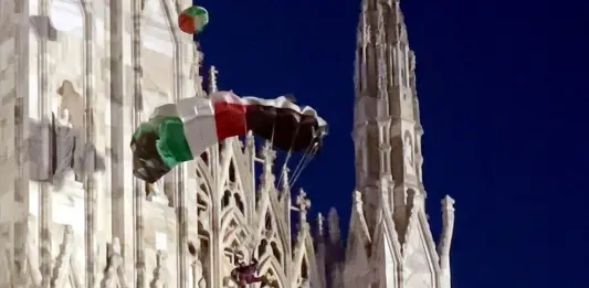 Si getta dalle guglie del Duomo di Milano con un paracadute raffigurante la bandiera della Palestina, 32enne fermato dalla Polizia