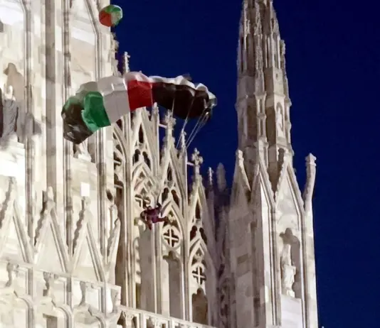 Si getta dalle guglie del Duomo di Milano con un paracadute raffigurante la bandiera della Palestina, 32enne fermato dalla Polizia