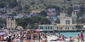 Turista morta nel mare di Mondello dopo aver accusato un malore