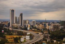 Turista italiana muore in un incidente stradale in Kenya, feriti marito e figlio