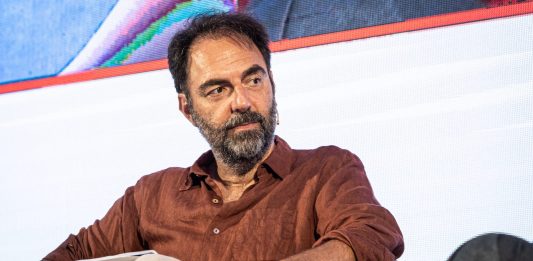 Neri Marcorè compie 60 anni tra cinema, teatro e televisione