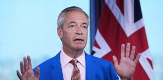 Farage si dimette da deputato in Gran Bretagna, ma si ricandida alle suppletive