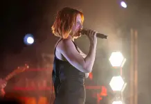 Noemi cade dal palco durante un concerto, in ospedale per accertamenti