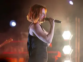 Noemi cade dal palco durante un concerto e finisce in ospedale. La cantante: “Grande spavento, ma per fortuna sto bene”