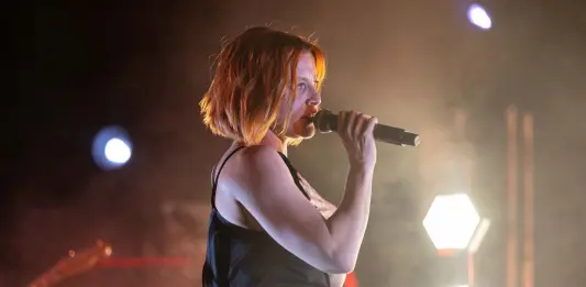 Noemi cade dal palco durante un concerto e finisce in ospedale. La cantante: “Grande spavento, ma per fortuna sto bene”