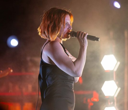 Noemi cade dal palco durante un concerto, in ospedale per accertamenti