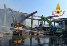 Incendio alla ricicleria di Novate Milanese, prosegue la bonifica dei Vigili del Fuoco