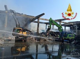 Incendio alla ricicleria di Novate Milanese, prosegue la bonifica dei Vigili del Fuoco