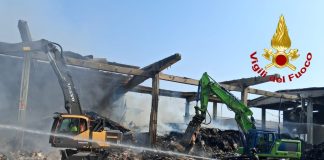 Incendio alla ricicleria di Novate Milanese, prosegue la bonifica dei Vigili del Fuoco