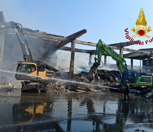 Incendio alla ricicleria di Novate Milanese, prosegue la bonifica dei Vigili del Fuoco
