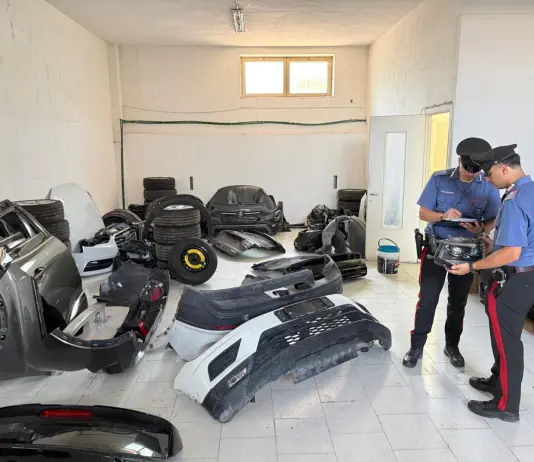 Roma, smantellata una centrale di riciclaggio di auto rubate: sei arresti