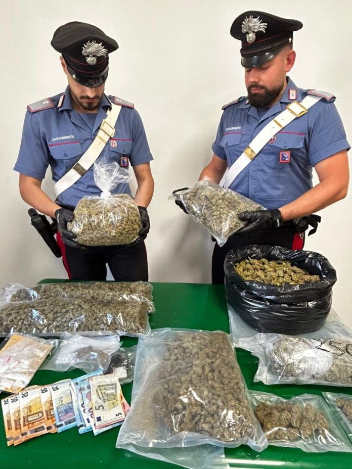 PROVINCIALE - La droga sequestrata dai Carabinieri della Stazione Roma Bravetta (2)