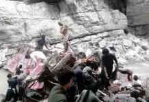 Autobus precipita in un burrone in Pakistan, almeno 40 morti