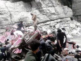 Autobus precipita in un burrone in Pakistan, almeno 40 morti
