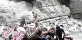 Autobus precipita in un burrone in Pakistan, almeno 40 morti