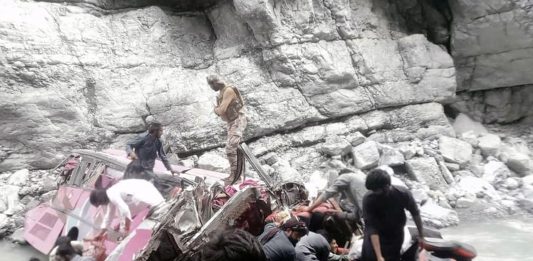 Autobus precipita in un burrone in Pakistan, almeno 40 morti