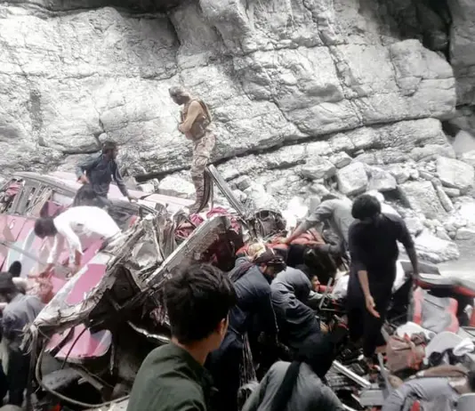 Autobus precipita in un burrone in Pakistan, almeno 40 morti