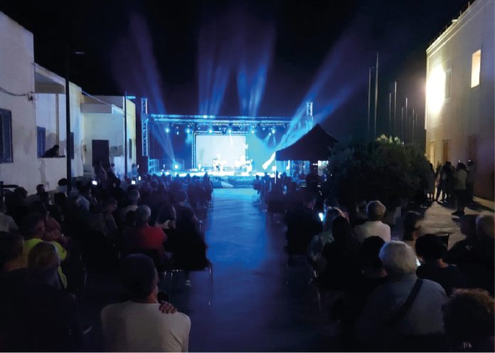 Palco e pubblico a piazza Castello